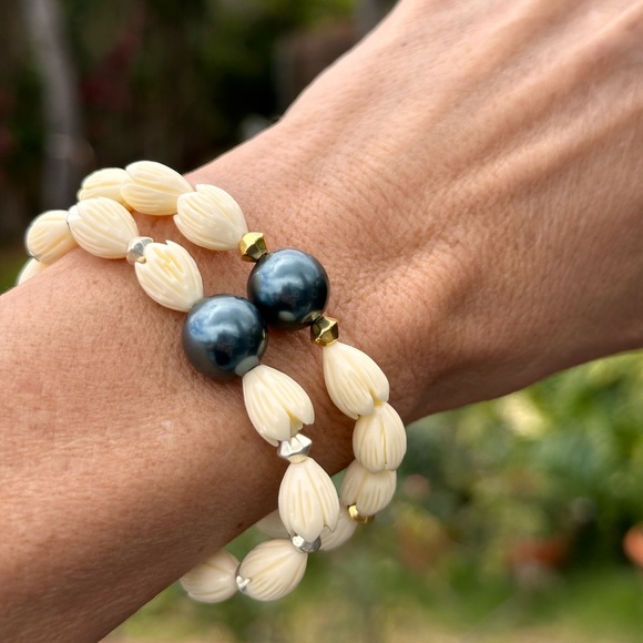 100A. Pīkake Shell hand carved flower bead & Swarovski Tahitian Pearl Bracelet - Picture 10 of 13